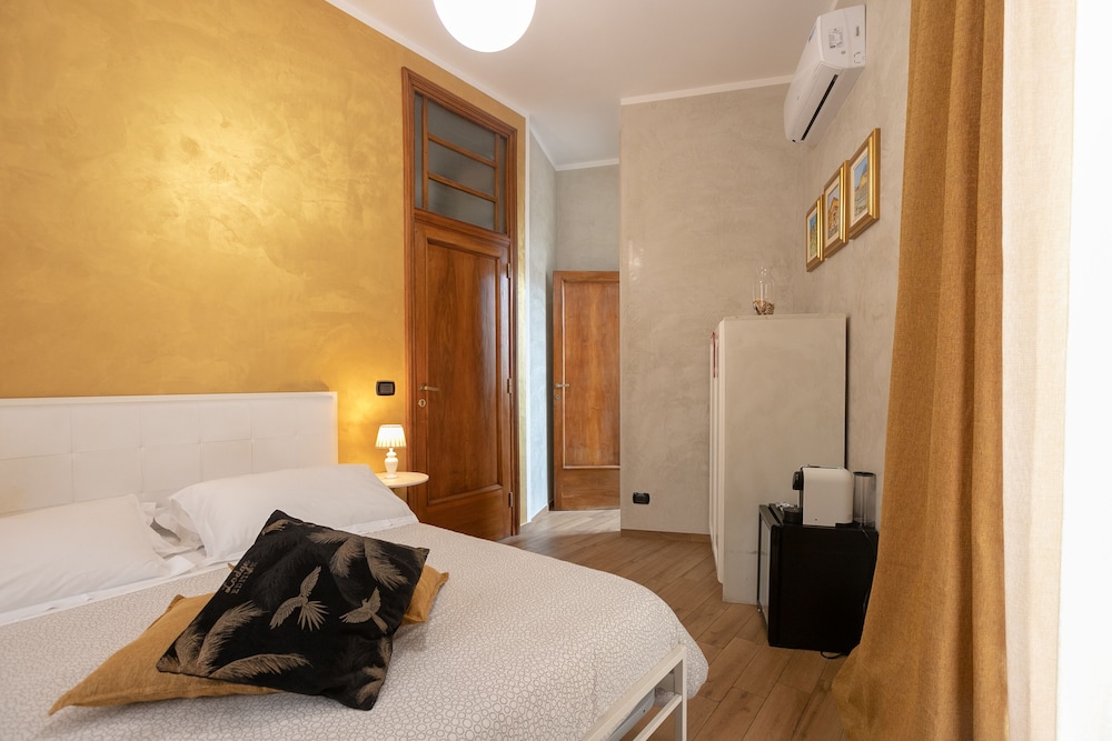Golden Rooms 5