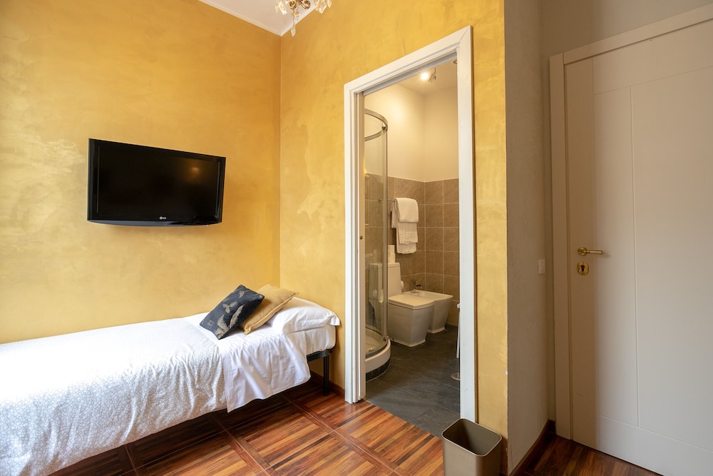 Golden Rooms 17