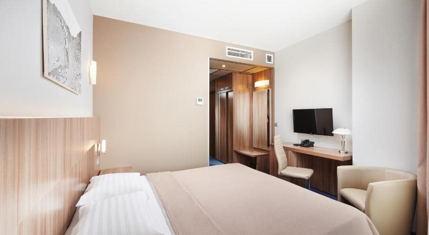 Slavyanskaya Hotel 18