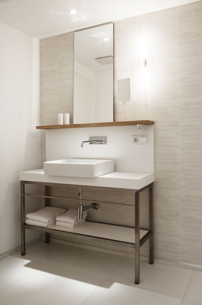 V-Hotel 23