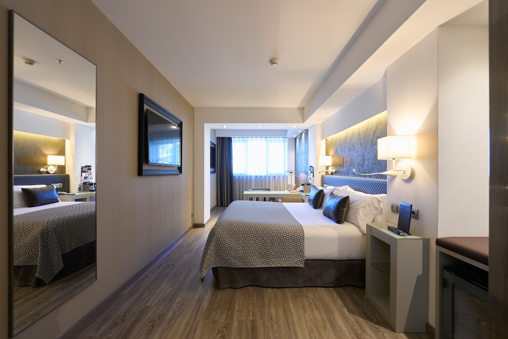 Catalonia Square Hotel 14