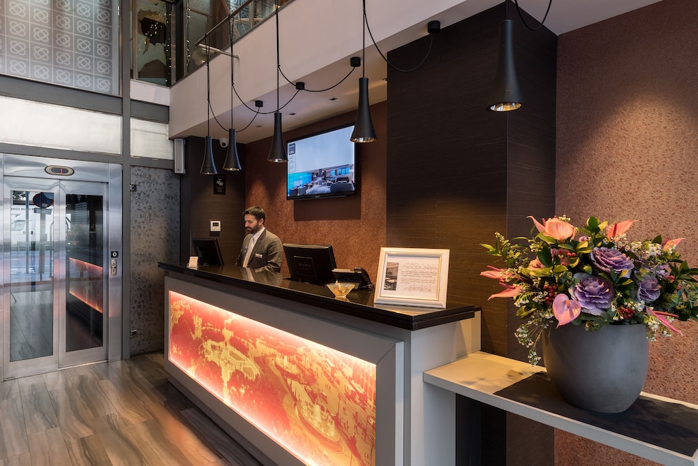 Catalonia Square Hotel 2