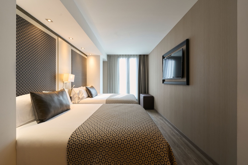 Catalonia Square Hotel 8