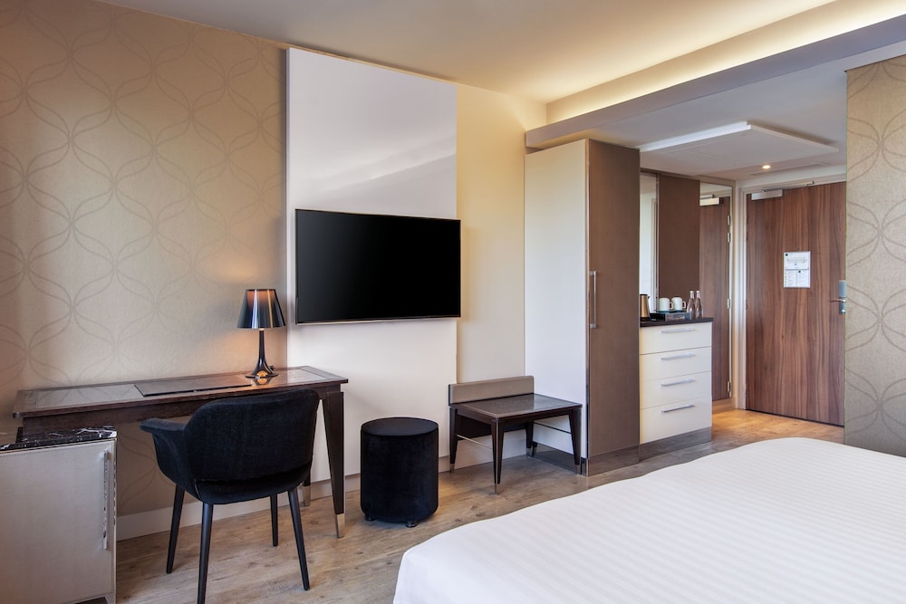 AC Hotel Paris Porte Maillot 24
