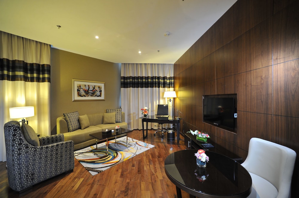 Ramada by Wyndham Abu Dhabi Corniche 7