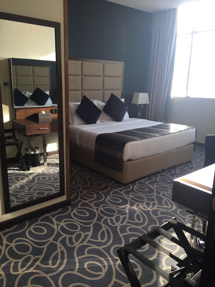Ramada by Wyndham Abu Dhabi Corniche 12