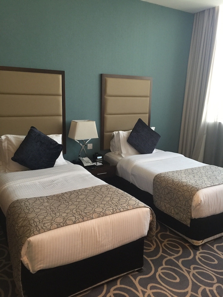 Ramada by Wyndham Abu Dhabi Corniche 11