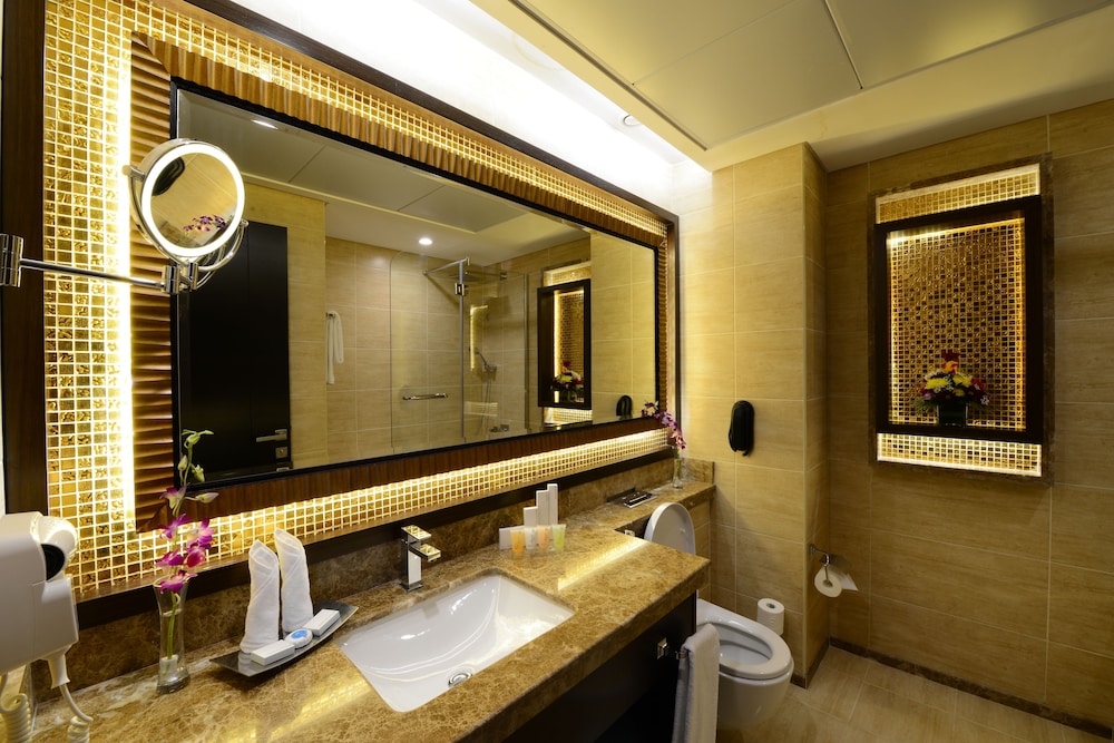 Landmark Premier Hotel 6