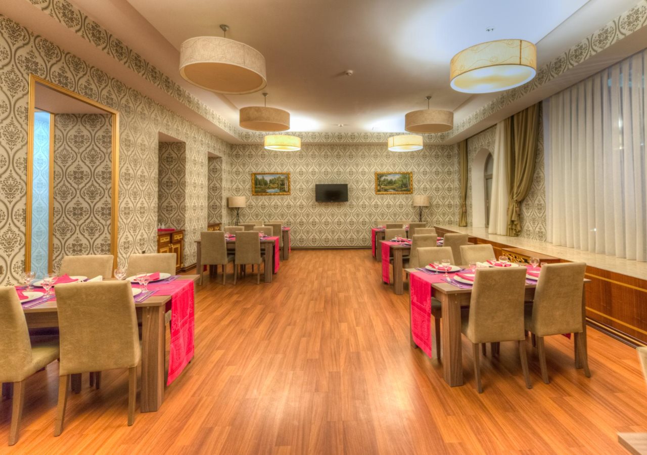 Grand Hotel Baku Central Park 7