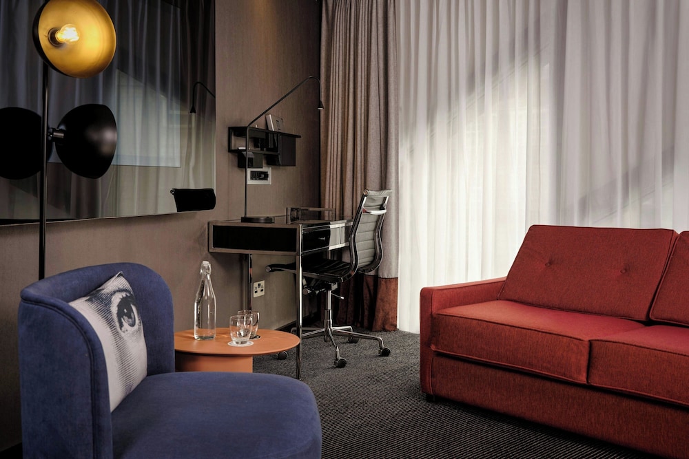 Montcalm East, Autograph Collection 17