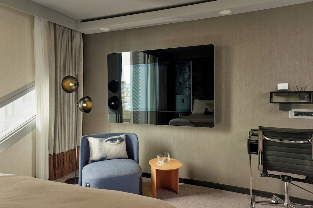 Montcalm East, Autograph Collection 21