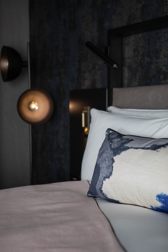 Montcalm East, Autograph Collection 10