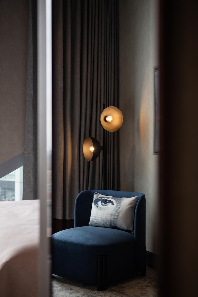 Montcalm East, Autograph Collection 7