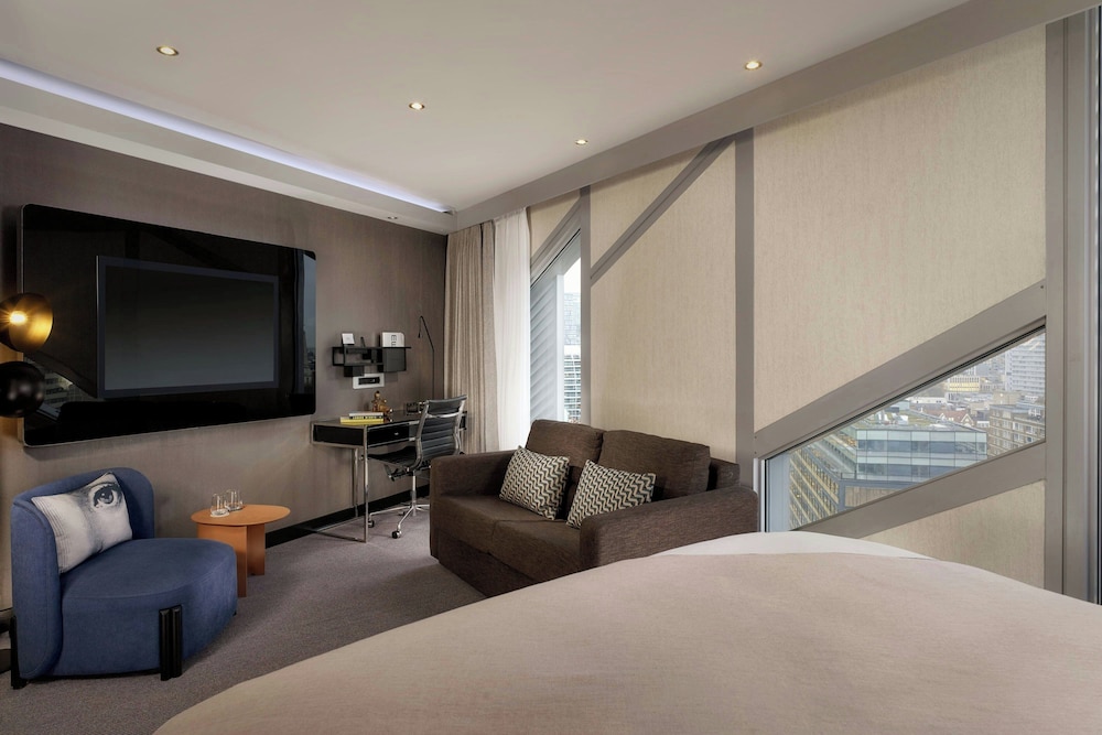 Montcalm East, Autograph Collection 19