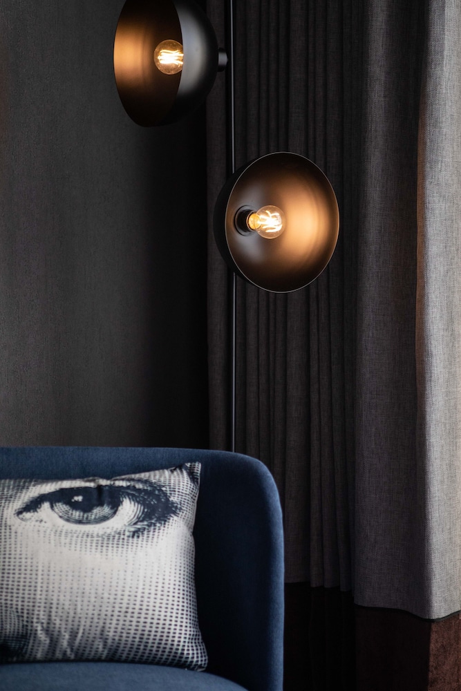 Montcalm East, Autograph Collection 8