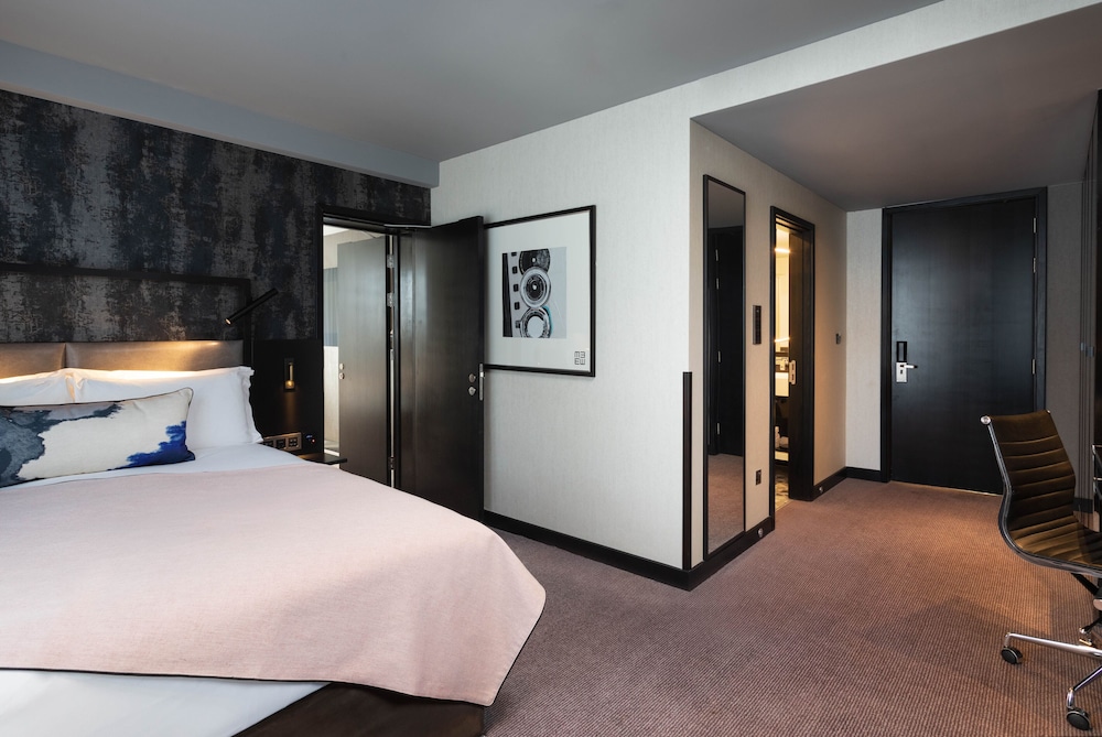 Montcalm East, Autograph Collection 9
