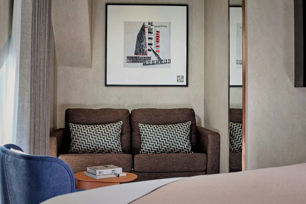 Montcalm East, Autograph Collection 14