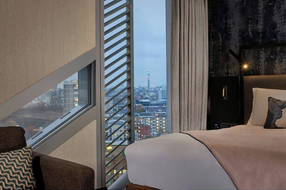 Montcalm East, Autograph Collection 16