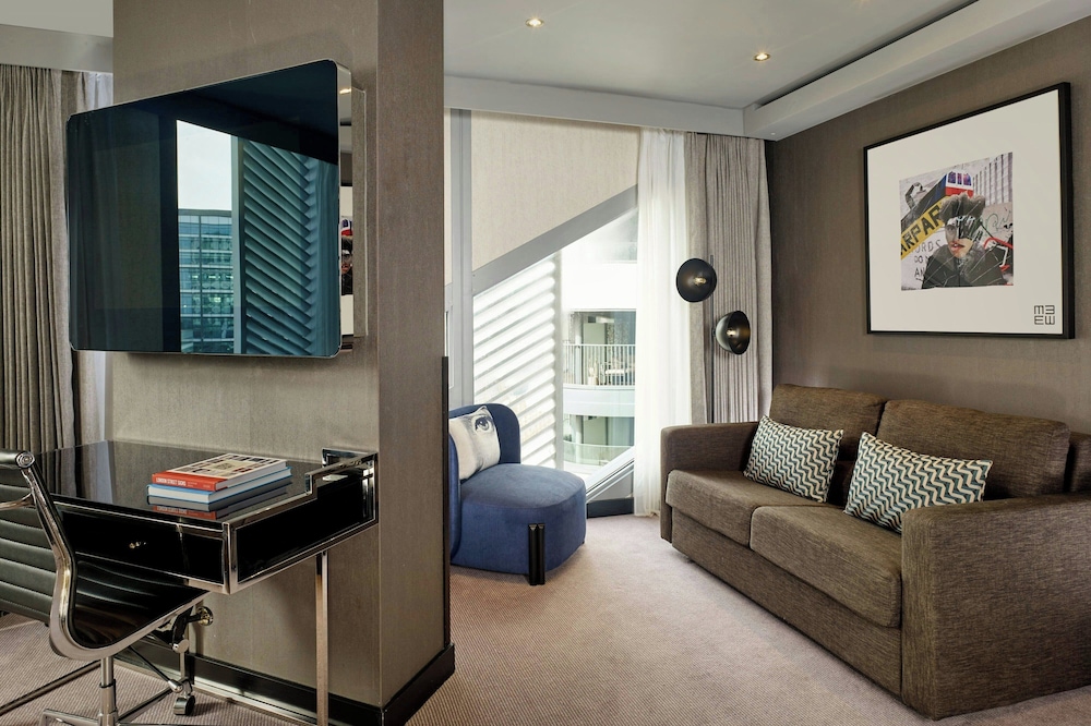 Montcalm East, Autograph Collection 15