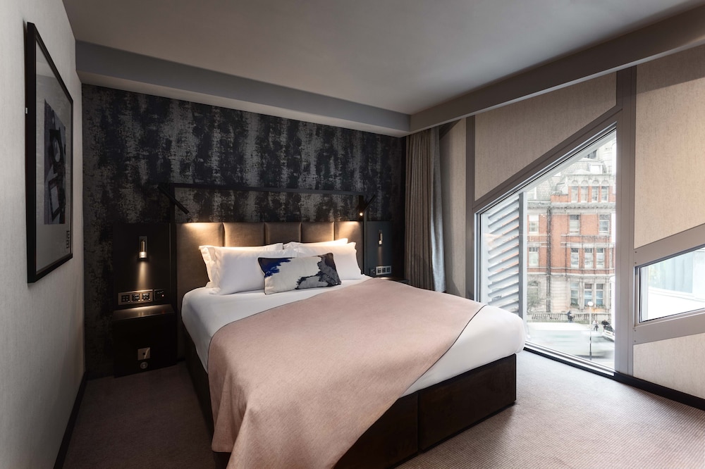 Montcalm East, Autograph Collection 13