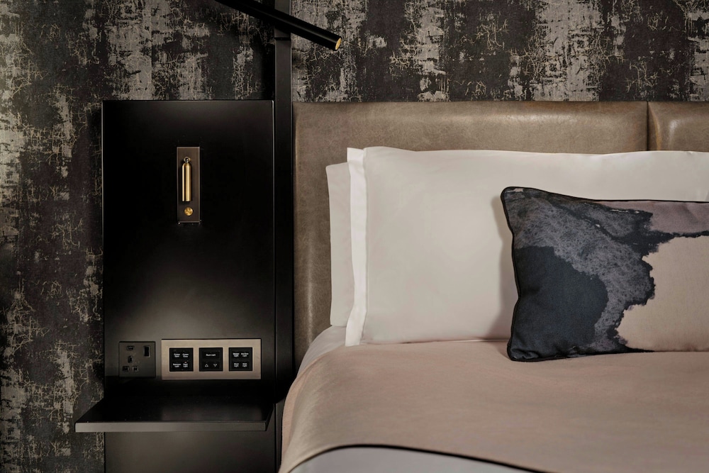 Montcalm East, Autograph Collection 18