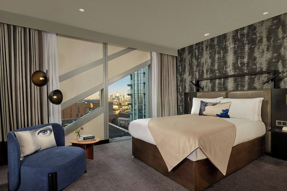 Montcalm East, Autograph Collection 20