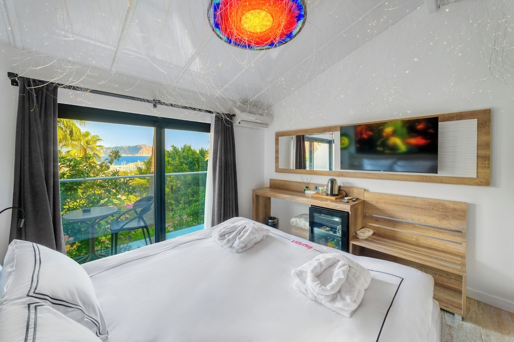 Illusion Beach Club Hotel 14