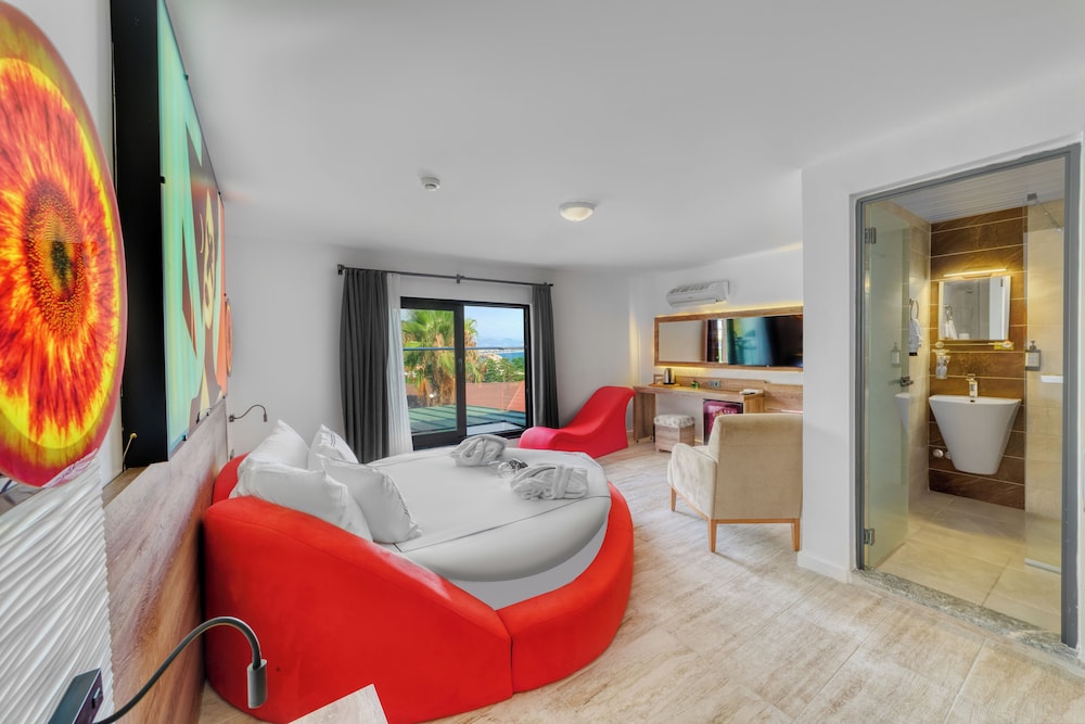 Illusion Beach Club Hotel 17