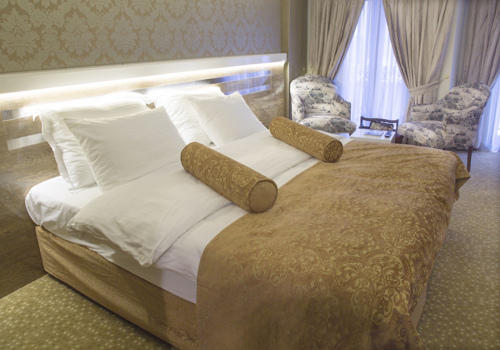 Golden Rain Hotel 6