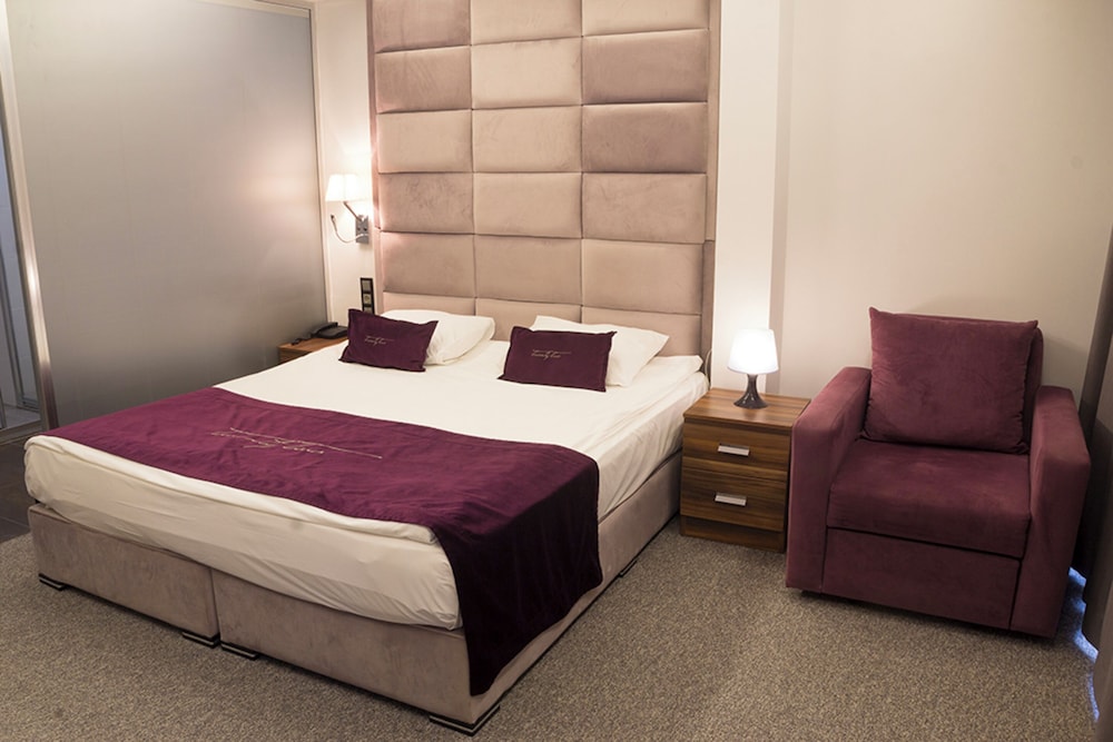 The 22 Hotel 24
