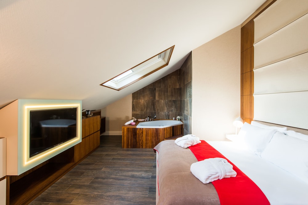 Favori Hotel 9