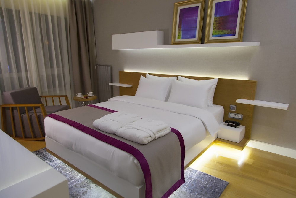 The Leos Residence 17