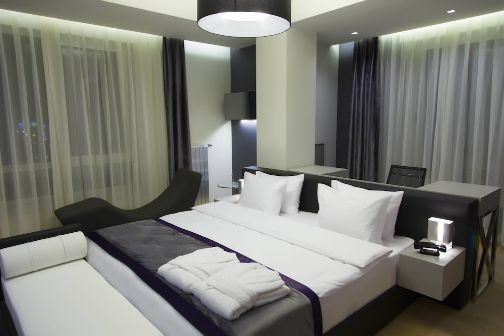 The Leos Residence 22