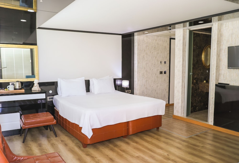 The Hera Platinum Hotel 12