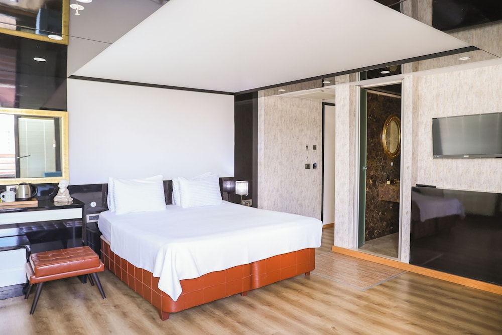 The Hera Platinum Hotel 19