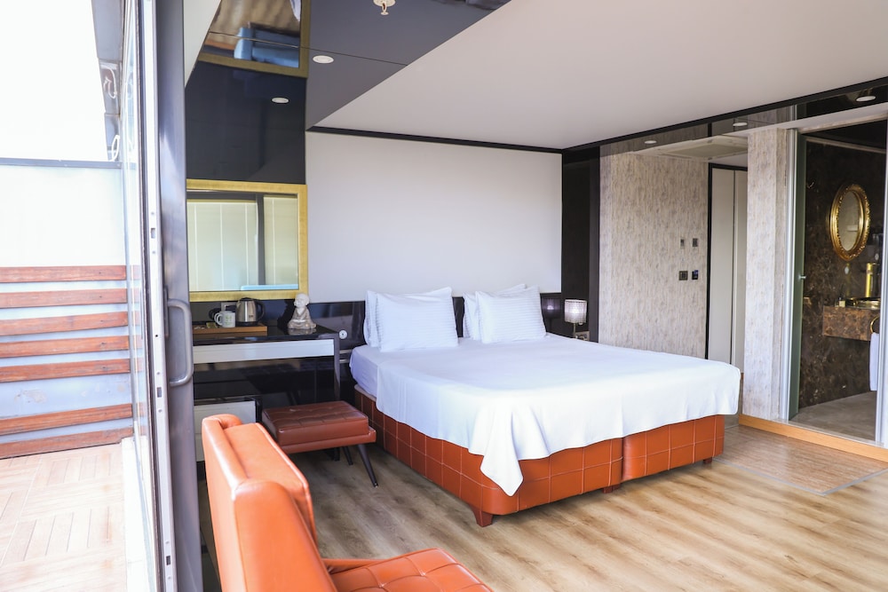 The Hera Platinum Hotel 18