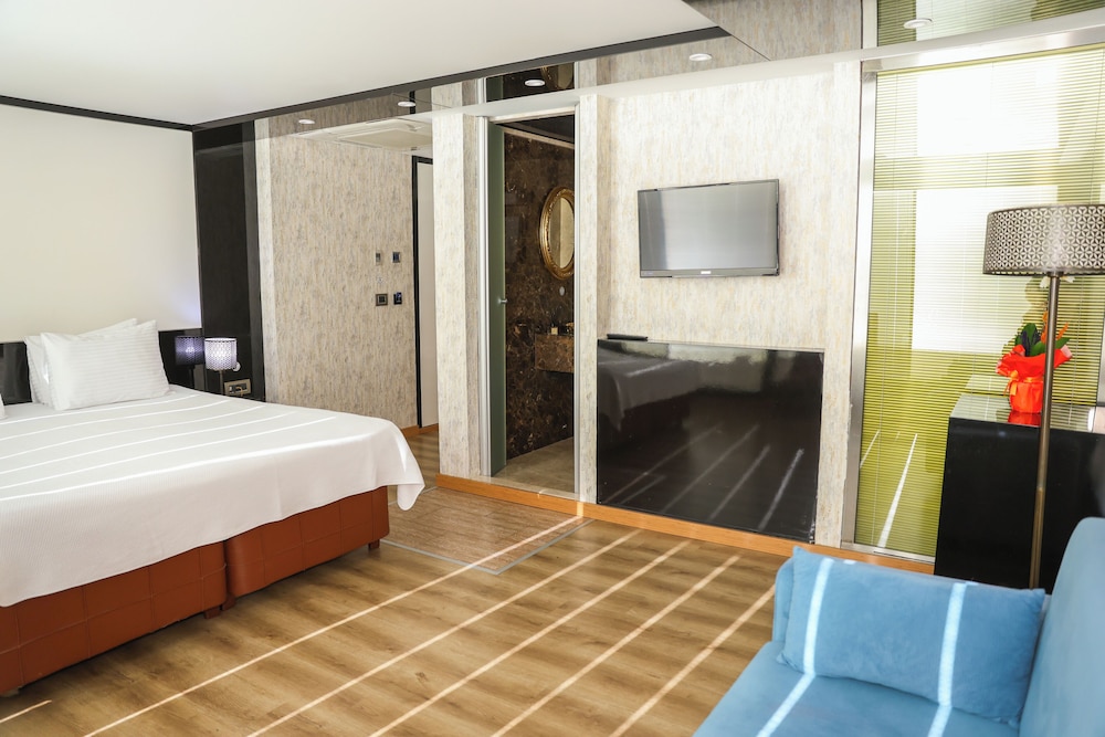 The Hera Platinum Hotel 17