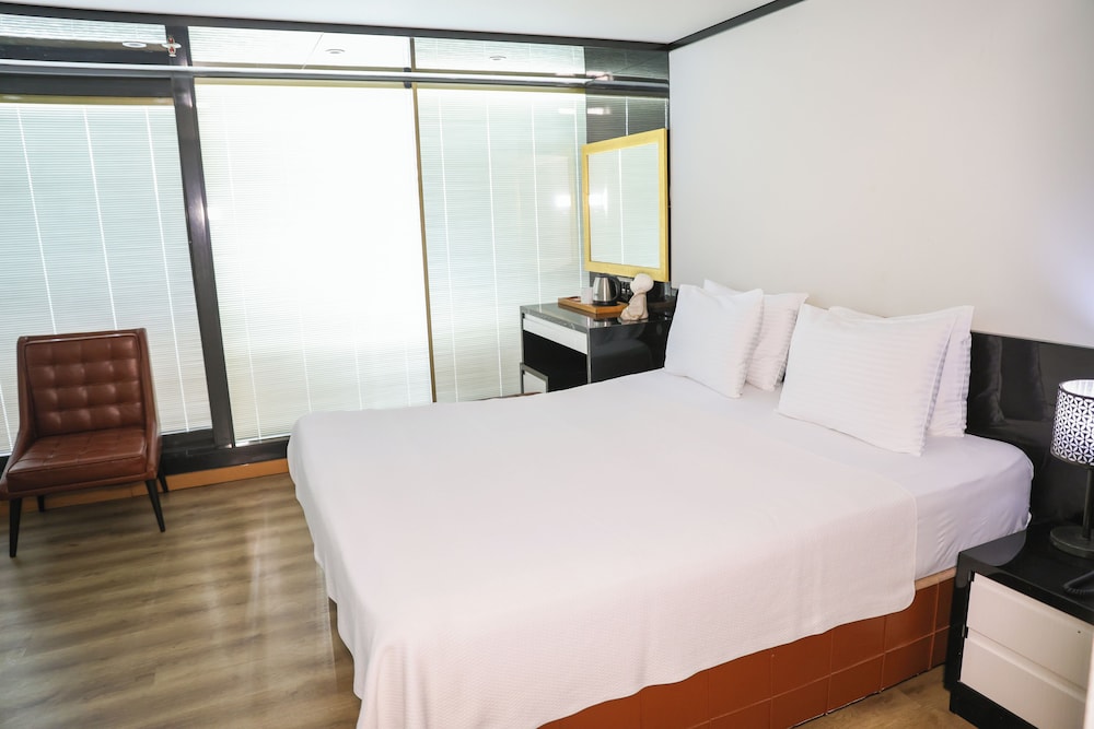 The Hera Platinum Hotel 11