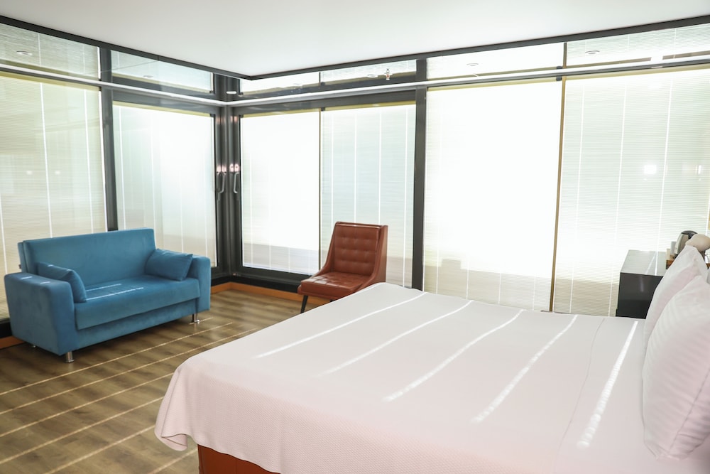 The Hera Platinum Hotel 13