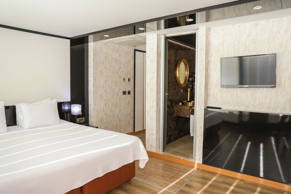 The Hera Platinum Hotel 10