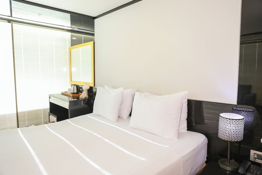 The Hera Platinum Hotel 14
