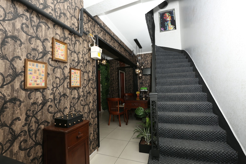 Azre Hotel 13