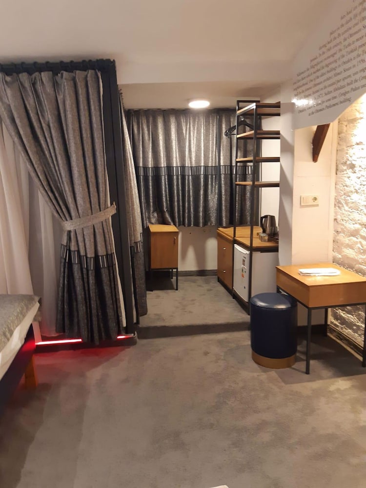 Corner Hot 23