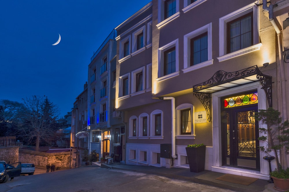 Four Doors Hotel 18