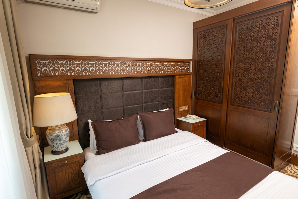 K Suites Hotel 10