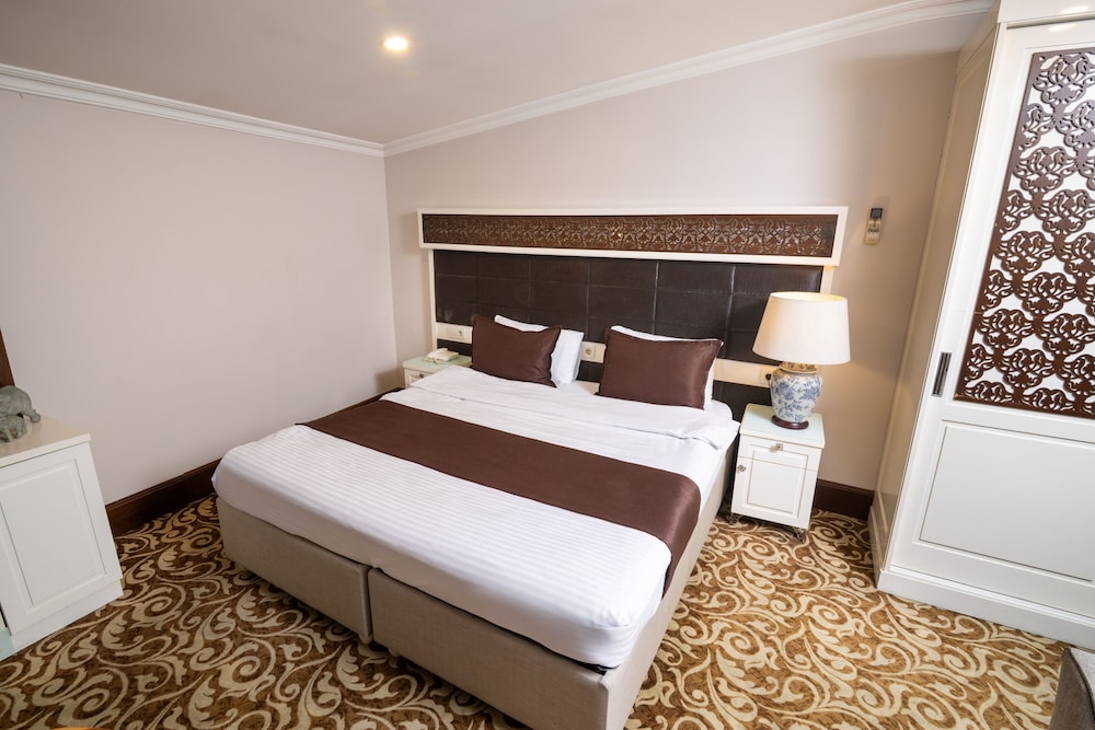 K Suites Hotel 12