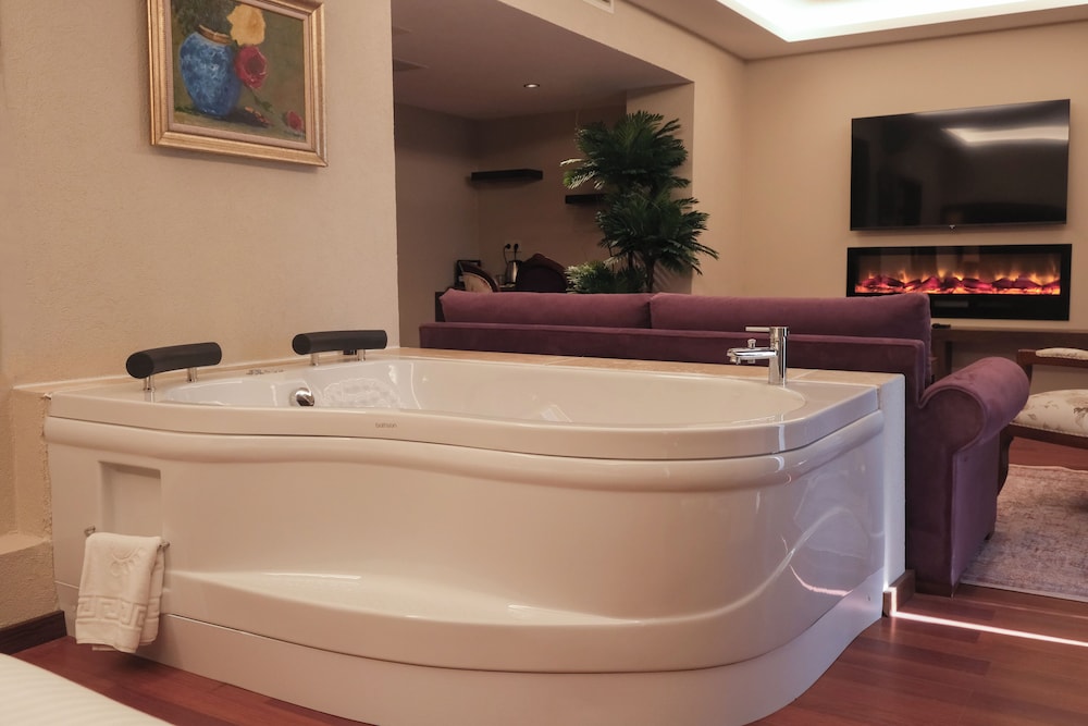 Phellos Suites 8