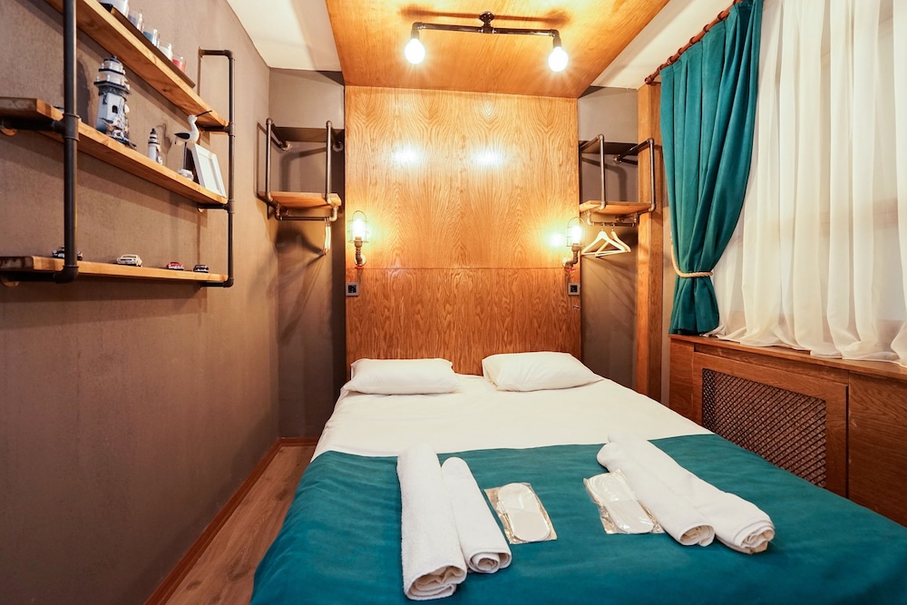Cube Suites 16