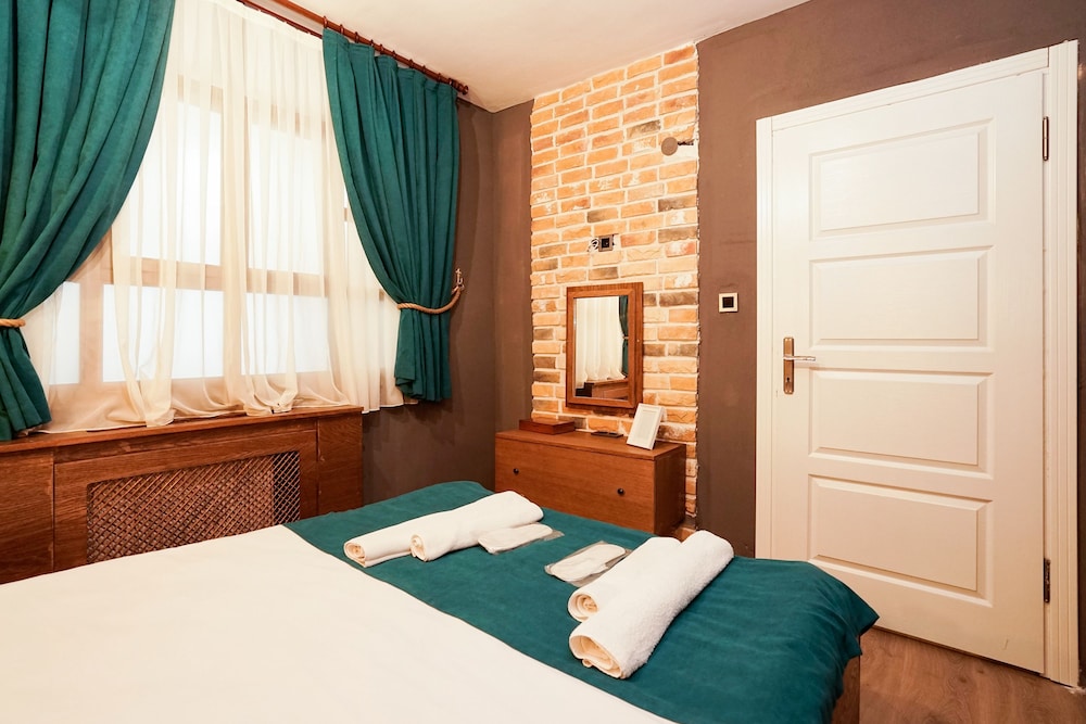 Cube Suites 18