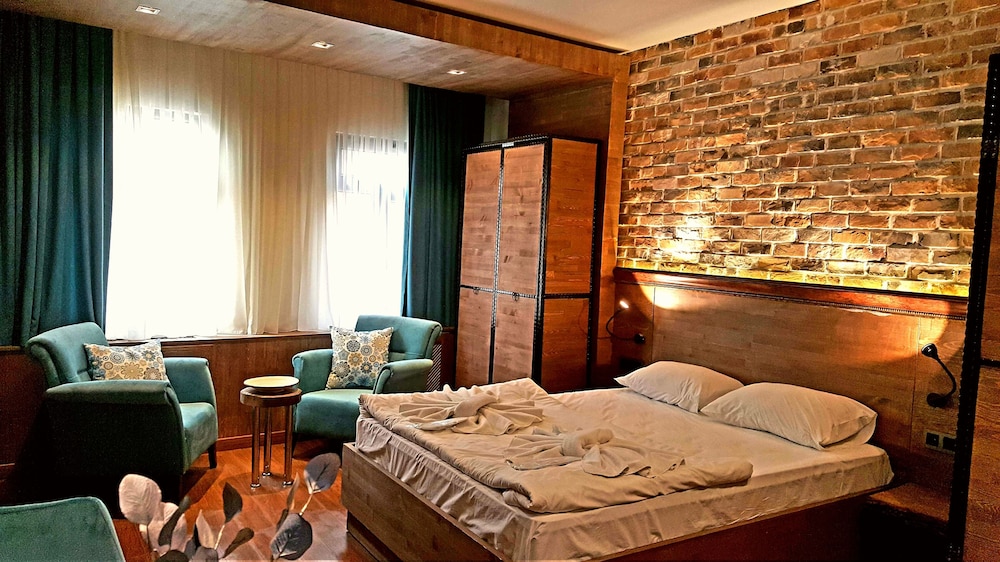 Cube Suites 19